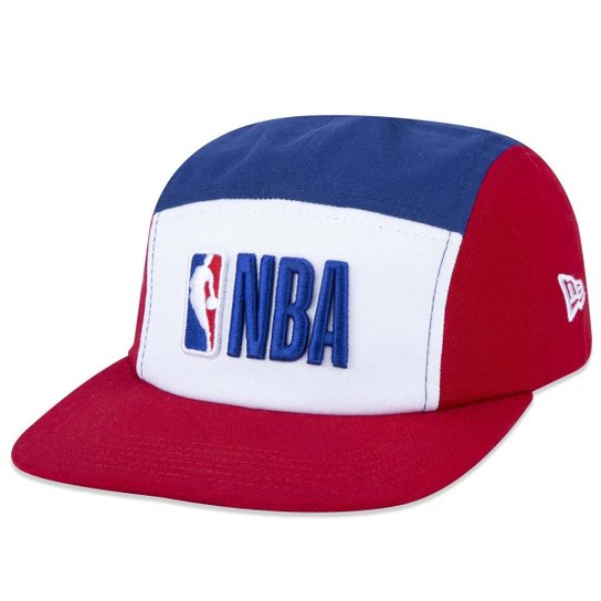 BONE CAMPER NBA NBA WORLD ABA RETA ABA RETA STRAPBACK AZUL/VERMELHO/BRANCO NEW ERA