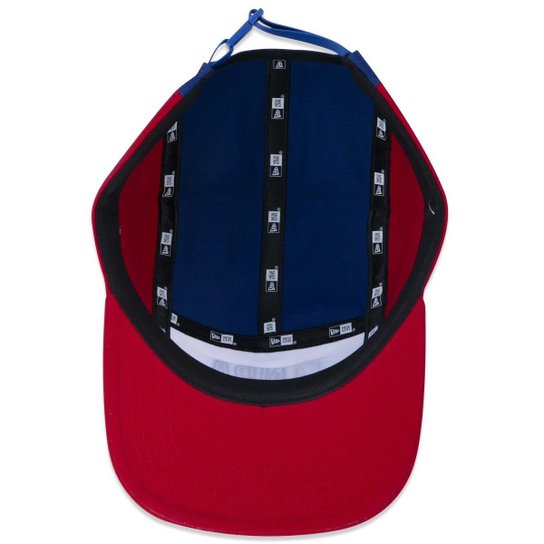 BONE CAMPER NBA NBA WORLD ABA RETA ABA RETA STRAPBACK AZUL/VERMELHO/BRANCO NEW ERA