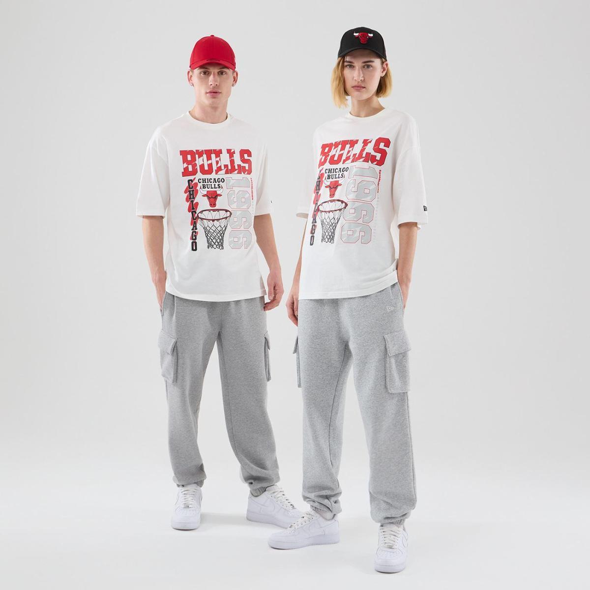 CAMISETA NEW ERA NBA BASKETBALL GRPHC OS TEE CHIBUL WHI | Loja NBA